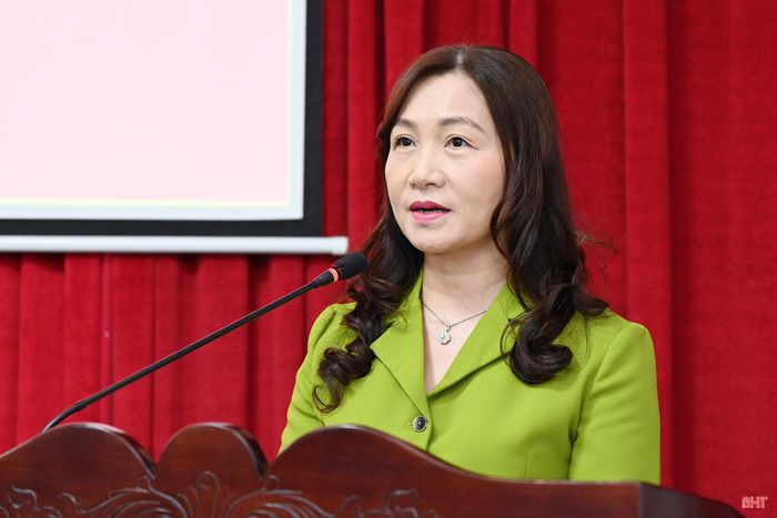 Đồng chí Nguyễn Thị Mai Thủy - Phó Bí thư chuyên trách Đảng ủy CCQ Đảng tỉnh báo cáo nội dung tại hội nghị.