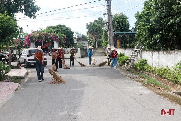 Chị em trong CLB còn tích cực tham gia phong trào vệ sinh môi trường ở khu dân cư.