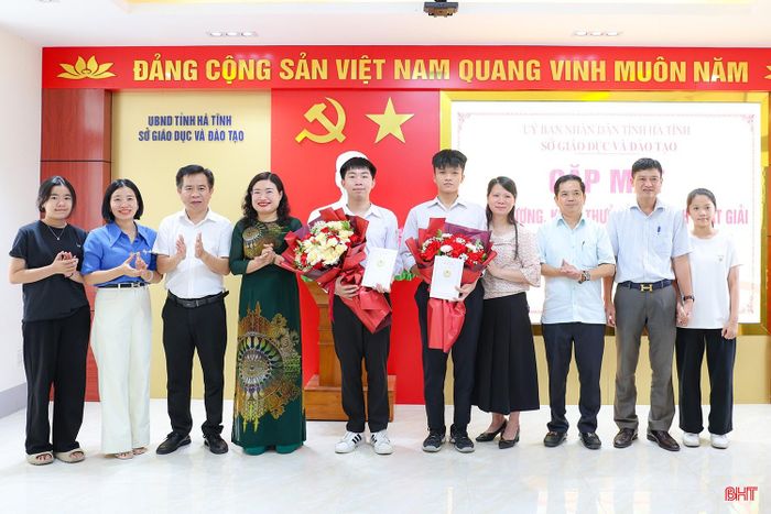 Phó Chủ tịch UBND tỉnh Nguyễn Thị Nguyệt và Giám đốc Sở GD&amp;ĐT Bùi Nhân Sâm chụp ảnh lưu niệm cùng gia đình 2 em học sinh.