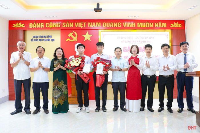 Phó Chủ tịch UBND tỉnh Nguyễn Thị Nguyệt, đại diện lãnh đạo các ban, sở, ngành, đoàn thể tặng hoa chúc mừng em Thái Văn Gia Kiên và Võ Sỹ Quốc Anh.