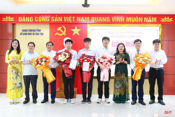 Phó Chủ tịch UBND tỉnh Nguyễn Thị Nguyệt và Giám đốc Sở GD&amp;ĐT Bùi Nhân Sâm tặng hoa chúc mừng Trường THPT Chuyên Hà Tĩnh.