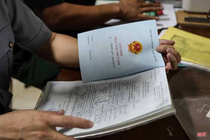Các hành vi như không mang theo giấy phép khai thác, khai thác sai nghề ghi trong giấy phép, khai thác khi giấy phép hết hiệu lực hoặc không có giấy phép bị xử phạt từ 5 - 100 triệu đồng.