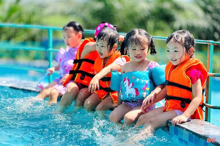Khu du lịch Đá Bạc Eco đa dạng sản phẩm trò chơi dưới nước để hấp dẫn du khách.