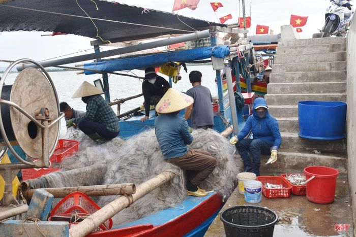 Ngư dân thu hải sản trên những con thuyền đánh bắt gần bờ.