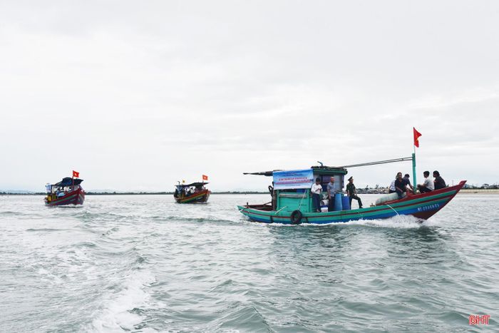 Xã Lộc Hà tổ chức thả tái tạo nguồn lợi hải sản để góp phần làm giàu ngư trường và phát triển ngành đánh bắt bền vững, hiệu quả.
