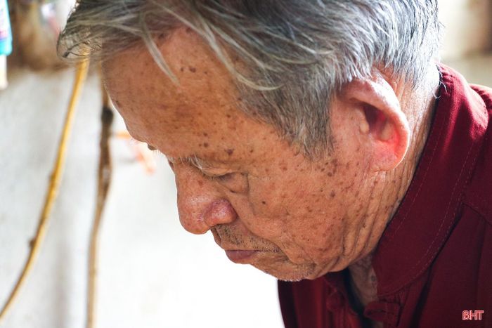 "Nghề làm trống không khó ở cái thế, cái dáng, mà khó ở chỗ làm sao cho nó có “hồn”, tiếng trống đánh lên phải vang, phải ấm. Còn sức ngày nào, tôi còn làm ngày ấy. Chỉ mong sau này, con cháu vẫn tiếp nối được nghề truyền thống của quê hương” - cụ Bùi Văn Trăn chia sẻ.