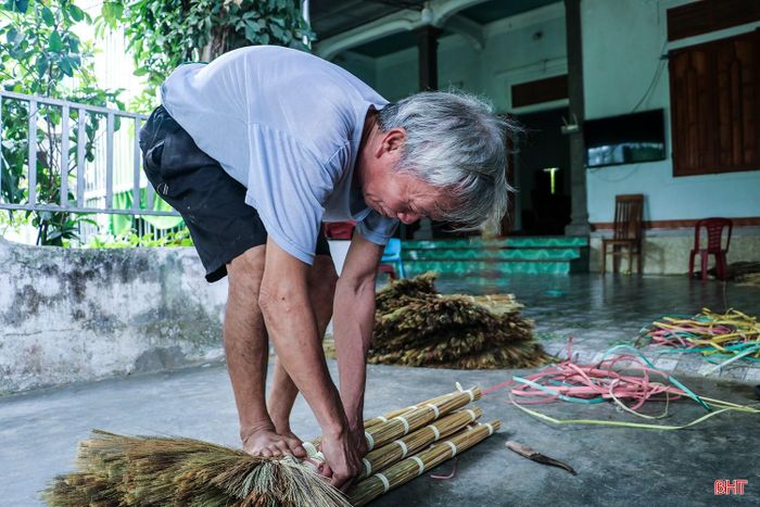 Anh Phan Trọng Hạnh - Bí thư Chi bộ thôn Thạch Mỹ (xã Mai Phụ) cho biết: "Hiện, toàn thôn có khoảng 150 hộ gắn bó với nghề làm chổi đót, khi nhiều lao động trẻ chuyển sang công việc có thu nhập cao hơn. Bởi vậy, người cao tuổi vẫn là lực lượng nòng cốt duy trì sản xuất và gìn giữ nghề truyền thống của địa phương". Cũng theo ông Hạnh, trung bình mỗi ngày, một người có thể hoàn thiện từ 10 đến 15 chiếc chổi, bán với giá từ 30.000 - 40.000 đồng/chiếc.