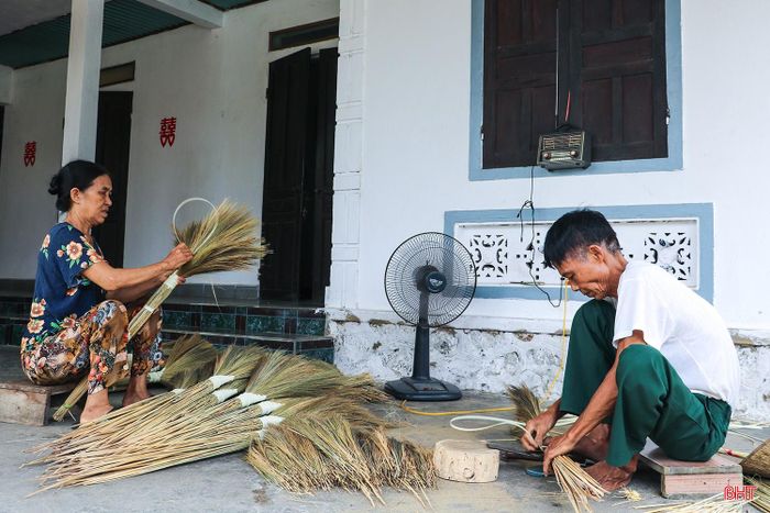 Tại xã Mai Phụ, nghề làm chổi đót ở làng nghề Hà Ân, thôn Thạch Mỹ đã tồn tại qua nhiều thế hệ. Ông Lê Tiến Lục (SN 1961, xã Mai Phụ) chia sẻ: “Tôi làm nghề này lâu đến mức chỉ cần cầm bó đót trên tay là biết phải làm gì. Nghề đã trở thành một phần trong cuộc sống của chúng tôi”.