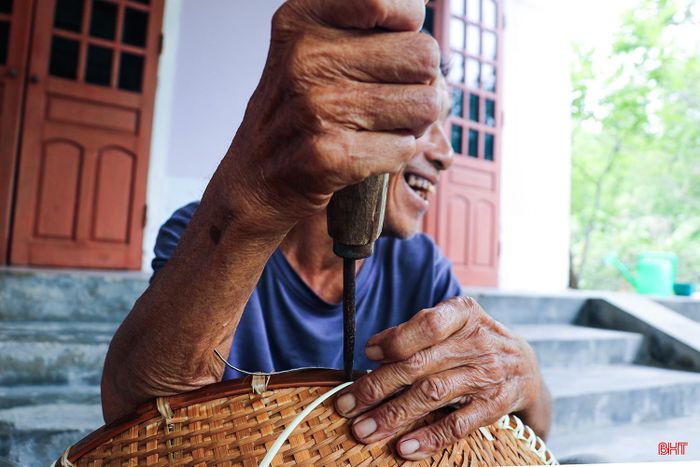  Ông Lê Văn Thuận - Phó Chủ tịch UBND xã Thạch Hà cho biết: "Toàn thôn Nam Long chỉ còn khoảng 40 hộ làm nghề đan lát, giảm nhiều so với trước đây. Người cao tuổi là lực lượng lao động chính, vừa góp phần phát triển kinh tế, vừa gìn giữ nghề truyền thống của địa phương. Địa phương đang tiếp tục quan tâm hỗ trợ quảng bá, kết nối thị trường để sản phẩm có đầu ra ổn định. Khi nghề tạo được thu nhập, người dân sẽ có thêm niềm tin để tiếp tục gắn bó với nghề”. 