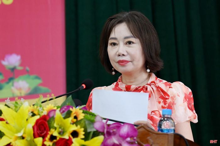 Đồng chí Nguyễn Thị Nhung Quyên - Phó Bí thư Đảng bộ, Phó Giám đốc Sở GD&amp;ĐT phát biểu.