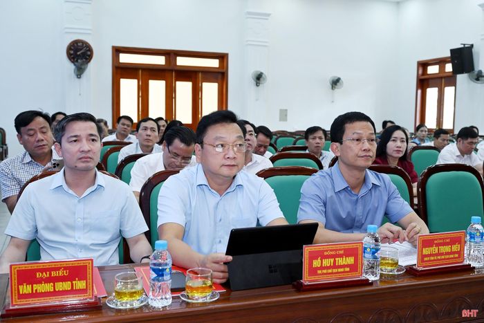 Các đồng chí Phó Chủ tịch UBND tỉnh: Nguyễn Trọng Hiếu, Hồ Huy Thành và đại biểu dự hội nghị.