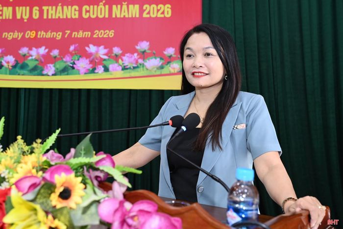 Đồng chí Nguyễn Thị Hà Tân - Phó Bí thư chuyên trách Đảng ủy UBND tỉnh báo cáo nội dung tại hội nghị.