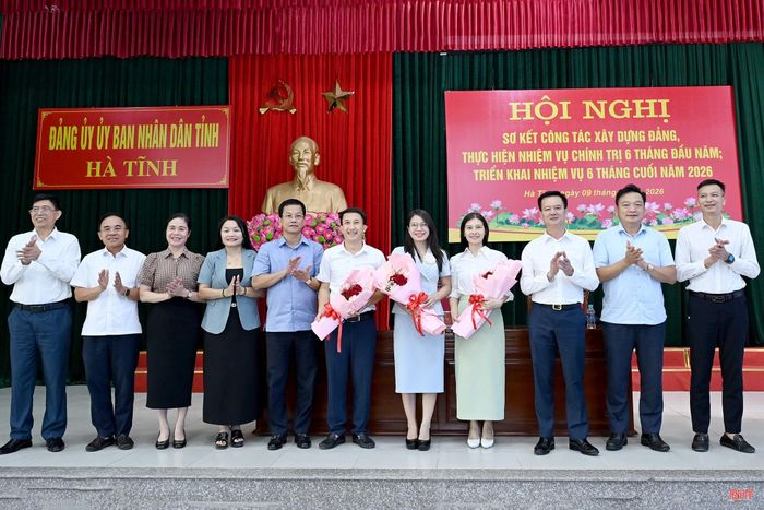 Tại hội nghị, Ban Thường vụ Đảng ủy UBND tỉnh, đại diện lãnh đạo các ban Đảng Tỉnh ủy tặng hoa chúc mừng Ban Xây dựng Đảng - Đảng ủy UBND tỉnh.