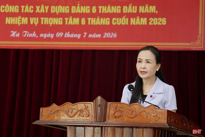 Đồng chí Nguyễn Thị Lệ Hà - Phó Bí thư Đảng ủy, Phó Chủ tịch Ủy ban MTTQ tỉnh, Chủ tịch Hội LHPN tỉnh trình bày báo cáo kết quả công tác xây dựng Đảng 6 tháng đầu năm và nhiệm vụ, giải pháp 6 tháng cuối năm 2026.