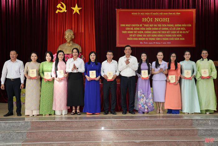 Dịp này, Đảng ủy MTTQ tỉnh Hà Tĩnh đã tuyên dương 10 đảng viên tiêu biểu trong học tập và làm theo tư tưởng, đạo đức và phong cách Hồ Chí Minh.