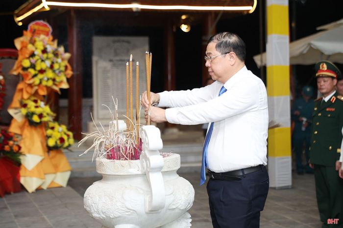 Đồng chí Phạm Gia Túc - Phó Thủ tướng Thường trực Chính phủ thành kính dâng hương tưởng niệm tại Khu di tích lịch sử Bãi Dừa.