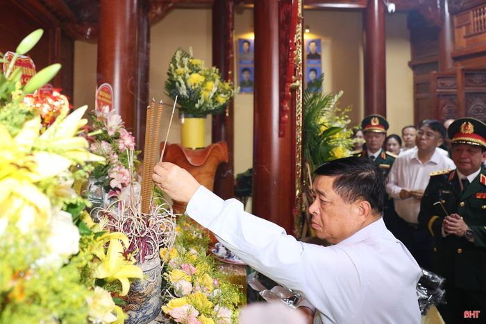 Đồng chí Nguyễn Chí Dũng - nguyên Phó Thủ tướng Chính phủ, Chủ tịch Hội đồng hương Hà Tĩnh tại Hà Nội dâng hương tại Khu di tích lịch sử Bãi Dừa.
