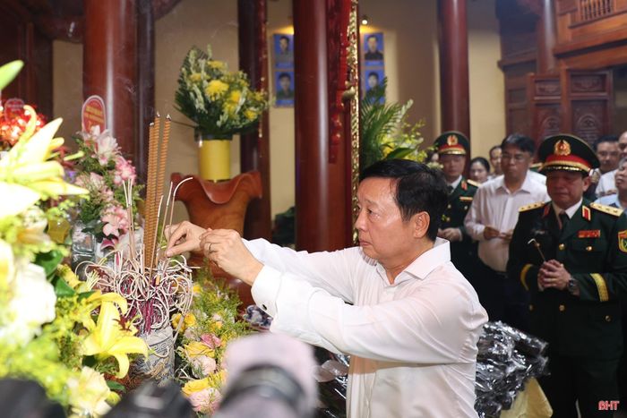 Đồng chí Trần Hồng Hà - nguyên Phó Thủ tướng Chính phủ dâng hương tưởng niệm các anh hùng liệt sĩ.