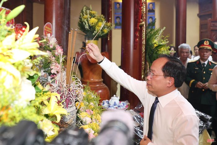 Đồng chí Nguyễn Duy Lâm - Ủy viên Trung ương Đảng, Bí thư Tỉnh ủy, Trưởng đoàn ĐBQH tỉnh dâng hương tưởng niệm các anh hùng liệt sĩ. 