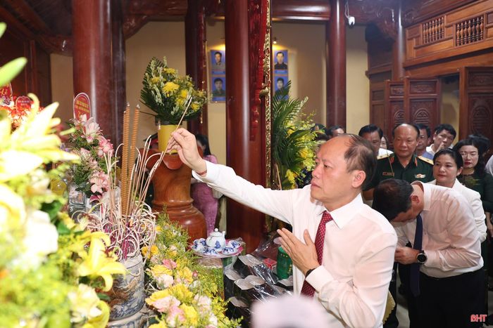 Đồng chí Nguyễn Hồng Lĩnh - Phó Bí thư Thường trực Tỉnh ủy, Chủ tịch HĐND tỉnh dâng hương tưởng niệm các anh hùng liệt sĩ.