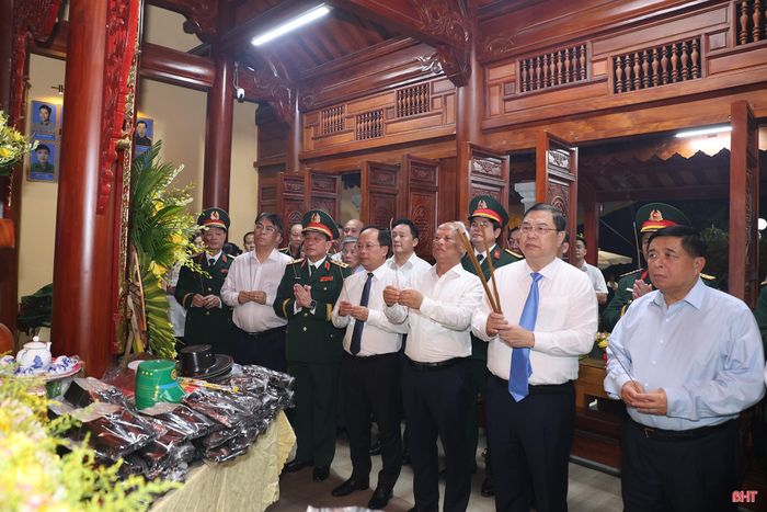 Trước anh linh các anh hùng liệt sĩ, các thành viên đoàn nguyện tiếp tục phát huy truyền thống cách mạng, đoàn kết, nỗ lực xây dựng quê hương, đất nước ngày càng giàu mạnh, văn minh, xứng đáng với những cống hiến, hy sinh to lớn của thế hệ đi trước.