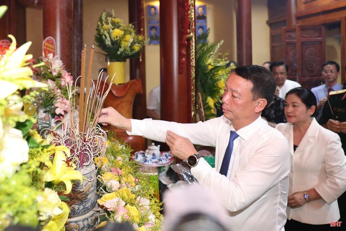 Đồng chí Phan Thiên Định - Phó Bí thư Tỉnh ủy, Chủ tịch UBND tỉnh dâng hương tưởng niệm các anh hùng liệt sĩ.