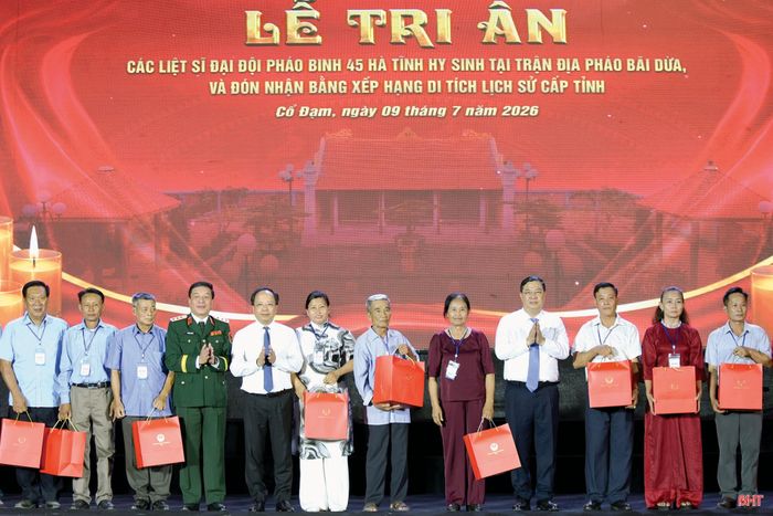 Đồng chí Phạm Gia Túc, Thượng tướng Trương Thiên Tô và đồng chí Nguyễn Duy Lâm trao quà cho thân nhân các gia đình liệt sĩ.