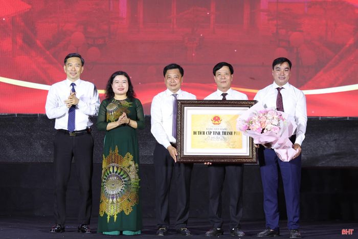 Phó Chủ tịch UBND tỉnh Nguyễn Thị Nguyệt và lãnh đạo Sở VH-TT&amp;DL trao bằng xếp hạng di tích lịch sử - văn hóa cấp tỉnh đối với Di tích Bãi Dừa cho lãnh đạo xã Cổ Đạm.