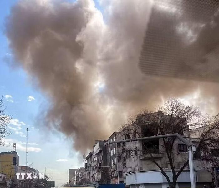 Khói bốc lên sau các vụ oanh tạc của lực lượng Mỹ-Israel nhằm vào Tehran (Iran) ngày 28/2. (Ảnh: ANI/TTXVN)