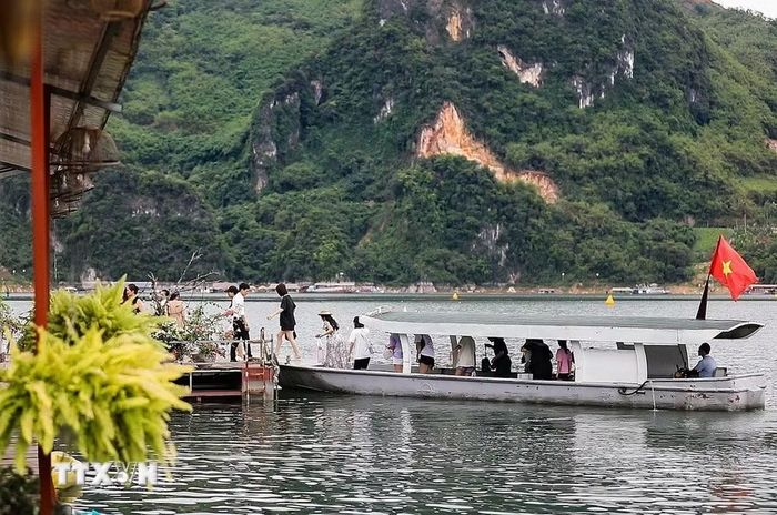 Khách du lịch tham quan lòng hồ Hòa Bình. (Ảnh: Trọng Đạt/TTXVN)