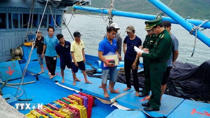 Bộ đội Biên phòng Gia Lai hướng dẫn ngư dân chấp hành các quy định khi khai thác trên biển. (Ảnh: Đình Quân/TTXVN)