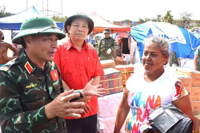 Đoàn Việt Nam thăm hỏi, động viên và tặng quà người dân địa phương. (Ảnh: Hoàng Vũ/Vietnam+)