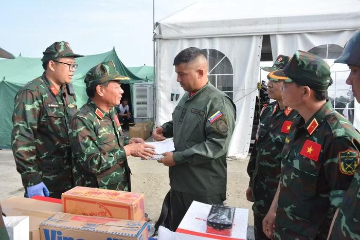Thiếu tướng Phạm Văn Tỵ, Trưởng đoàn Việt Nam trao quà tặng Trung tá Rául Serrano Chacón. (Ảnh: Hoàng Vũ/Vietnam+)