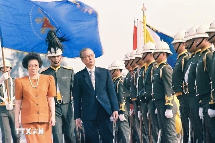 Tổng thống Philippines Corazon Aquino chủ trì lễ đón Chủ tịch Hội đồng Bộ trưởng Võ Văn Kiệt thăm Philippines (1992). (Ảnh: Minh Đạo/TTXVN)