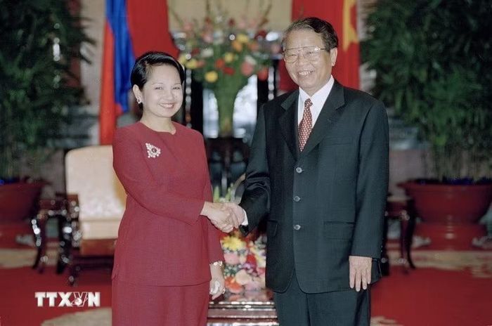 Trong chuyến thăm Việt Nam của Tổng thống Arroyo năm 2002, hai nước đã ký Tuyên bố chung về "Khuôn khổ Hợp tác song phương trong 25 năm đầu thế kỷ 21 và thời kỳ tiếp theo." Trong ảnh: Chủ tịch nước Trần Đức Lương tiếp Tổng thống Philippines G. M. Arroyo (Hà Nội, 6/11/2002). (Ảnh: Nhan Sáng/TTXVN)