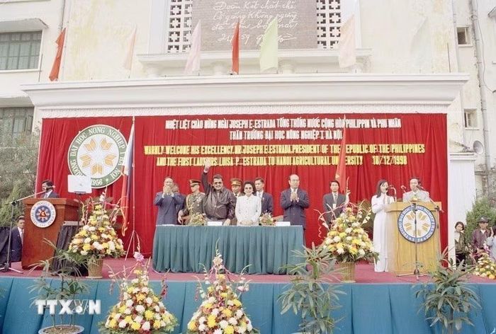 Tổng thống Philippines Joseph Estrada đến thăm trường Đại học Nông nghiệp I (Hà Nội) trong chuyến thăm chính thức Việt Nam (18/12/1998). (Ảnh: Thu Hoài/TTXVN)