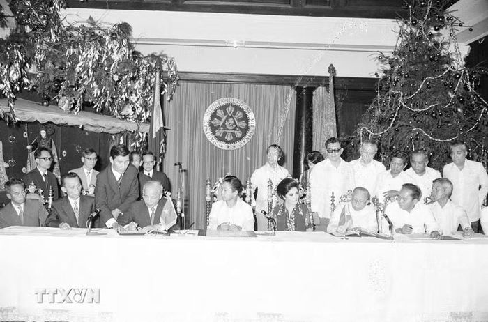Bộ trưởng Bộ Ngoại giao Nguyễn Duy Trinh và Bộ trưởng Bộ Ngoại giao Philippines Carlos Romulo ký kết hiệp định về hợp tác kinh tế và khoa học kỹ thuật giữa hai nước trong chuyến thăm Philippines (8/1/1978). (Ảnh: Ngọc Khanh/TTXVN)