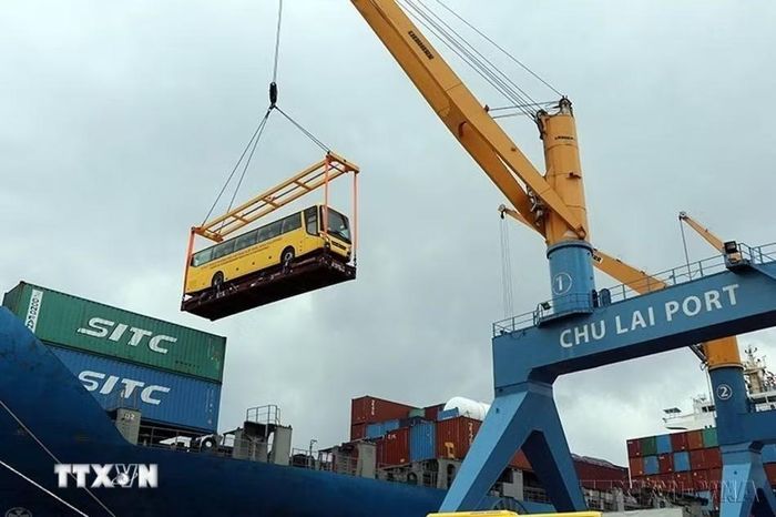 Lễ xuất khẩu xe bus thương hiệu Việt của THACO Trường Hải sang Philippines (Quảng Nam, 2019). (Ảnh: Trần Tĩnh/TTXVN)
