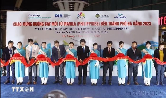 Lễ khai trương đường bay mới từ Manila (Philippines) đến Đà Nẵng. Việc mở đường bay thẳng Manila-Đà Nẵng góp phần khôi phục và đa dạng hóa thị trường khách quốc tế đến Đà Nẵng (7/12/2023). (Ảnh: Trần Lê Lâm/TTXVN)