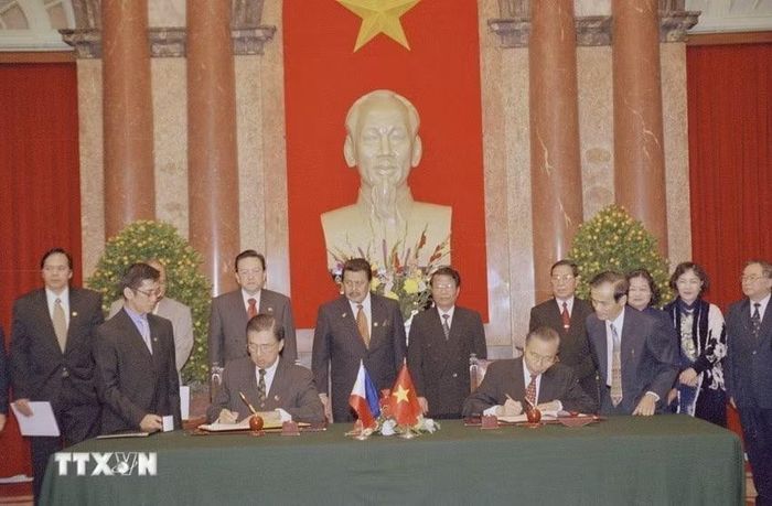 Chủ tịch nước Trần Đức Lương và Tổng thống Philippines Joseph Estrada chứng kiến lễ ký về miễn thị thực và cấp nhanh thị thực nhập cảnh giữa hai nước (17/12/1998). (Ảnh: Trọng Nghiệp/TTXVN)