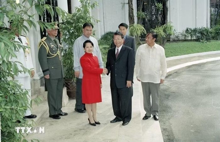 Tổng thống Philippines Gloria Arroyo đón Chủ tịch nước Trần Đức Lương trong chuyến thăm Philippines từ ngày 14-16/11/2001. (Ảnh: Trọng Nghiệp/TTXVN)