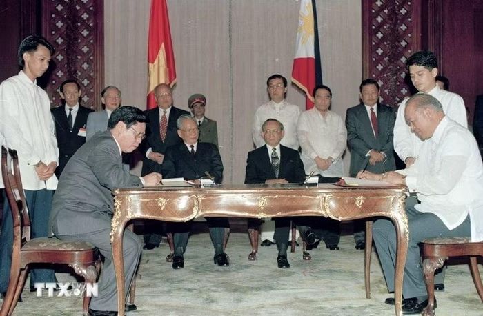 Chủ tịch nước Trần Đức Lương và Tổng thống Philippines Fidel Ramos chứng kiến lễ ký Hiệp định hợp tác mới về thương mại giữa hai nước (1995). (Ảnh: Cao Phong/TTXVN)