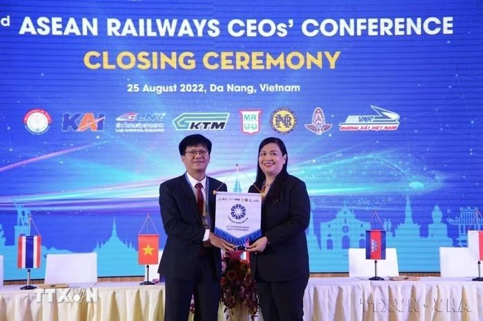 Phó Tổng Giám đốc Công ty Đường sắt Việt Nam trao cờ Chủ tịch tổ chức Hội nghị Tổng Giám đốc Đường sắt ASEAN cho phía Philippines tại Lễ bế mạc Hội nghị Tổng Giám đốc Đường sắt ASEAN lần thứ 42 (Đà Nẵng, 25/08/2022). (Ảnh: TTXVN)