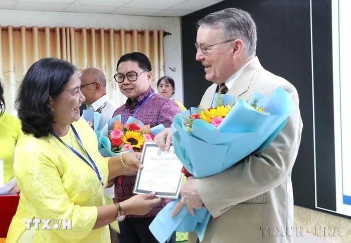 Ban tổ chức tặng hoa cảm ơn các học giả tại Hội thảo khoa học quốc tế “Giáo dục-Đào tạo đáp ứng mục tiêu phát triển bền vững” bằng hình thức trực tiếp và trực tuyến do trường Đại học Trà Vinh phối hợp với trường Đại học Công lập Southern Leyte (Philippines) tổ chức, ngày 14/3/2025. (Ảnh: Thanh Hòa/TTXVN)