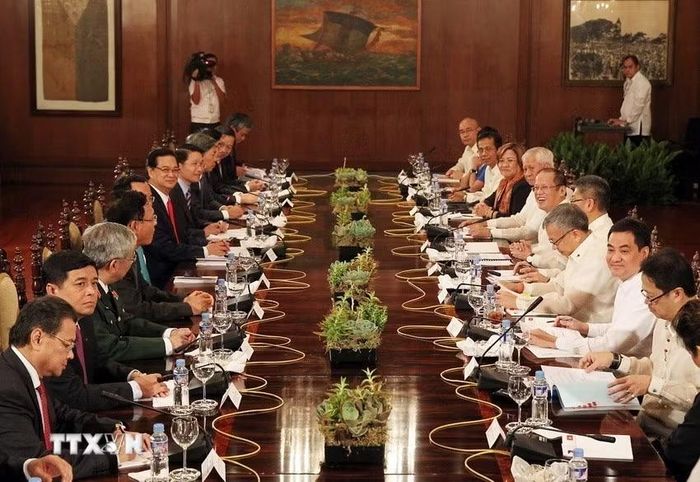 Thủ tướng Nguyễn Tấn Dũng hội đàm với Tổng thống Philippines Benigno S. Aquino III trong chuyến tham dự Diễn đàn Kinh tế Thế giới về Đông Á 2014 tại thủ đô Manila (21/5/2014). (Ảnh: Đức Tám/TTXVN)