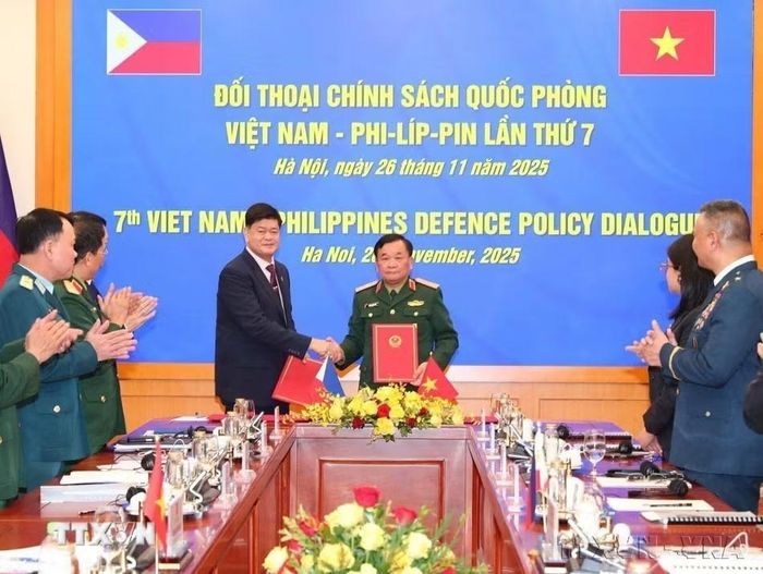 Thứ trưởng Bộ Quốc phòng Việt Nam Hoàng Xuân Chiến và Thứ trưởng Bộ Quốc phòng Philippines Irineo C. Espino trao biên bản ký kết tại Đối thoại Quốc phòng Việt Nam-Philippines lần thứ 7 (Hà Nội, 26/11/2025). (Ảnh: Trọng Đức/TTXVN)