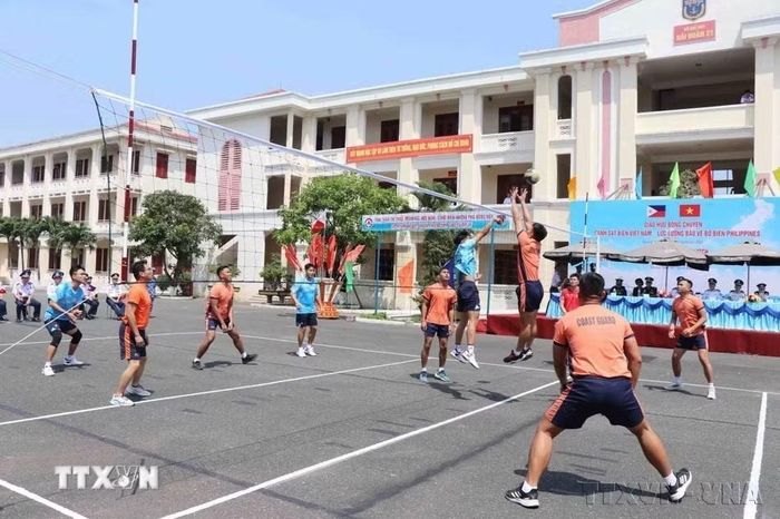 Giao lưu thể thao giữa Bộ Tư lệnh Vùng Cảnh sát biển 2 với Lực lượng Bảo vệ bờ biển Philippines (Quảng Nam, 16/4/2025). (Ảnh: TTXVN)