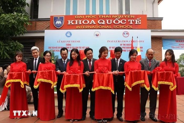 Đại sứ quán Philippines phối hợp với Hội Hữu nghị Việt Nam-Philippines và Đại học Thái Nguyên tổ chức Lễ khánh thành tượng Lãnh tụ của dân tộc Việt Nam - Chủ tịch Hồ Chí Minh và Anh hùng dân tộc Philippines José Rizal tại khuôn viên Khoa Quốc tế của trường (2/5/2019). (Ảnh: TTXVN)