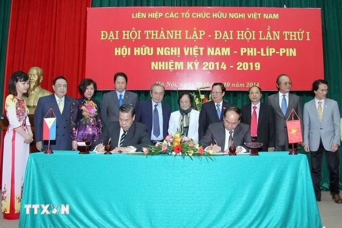 Hội hữu nghị Việt Nam-Philippines và Hội hữu nghị Philippines - Việt Nam ký Biên bản ghi nhớ về hợp tác giữa 2 hội tại Đại hội thành lập - đại hội lần thứ nhất Hội hữu nghị Việt Nam-Philippines (nhiệm kỳ 2014-2019). (Ảnh: An Đăng/TTXVN)