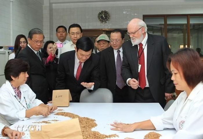 Tiến sỹ Robert Zeigler, Giám đốc viện giới thiệu với Chủ tịch nước Trương Tấn Sang về nghiên cứu lúa Quốc tế (IRRI), trong chuyến thăm cấp Nhà nước Philippines (27/10/2011). (Ảnh: Nguyễn Khang/TTXVN)